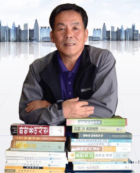 책을 쌓아둔 신주섭 대표의 실제 프로필